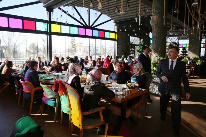 Niğde Belediye Başkanı Faruk Akdoğan, Burs Alan Öğrencilerle Bir Araya Geldi