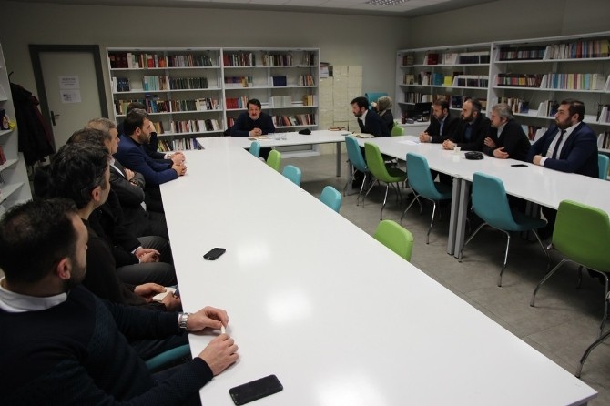 Öğrenciler Tatilde, Öğretmenleri Eğitimde