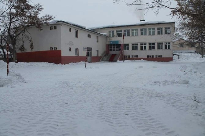 Okul Bahçelerinde Kar Temizliği