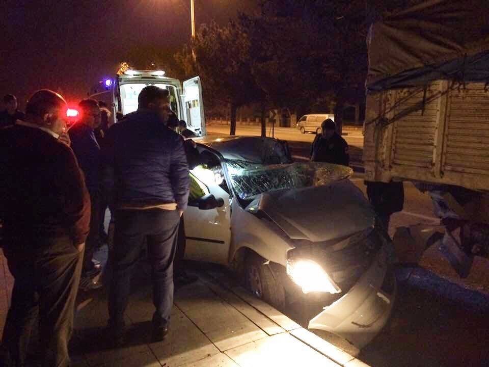 Otomobil İle Kamyon Çarpıştı: 5 Yaralı