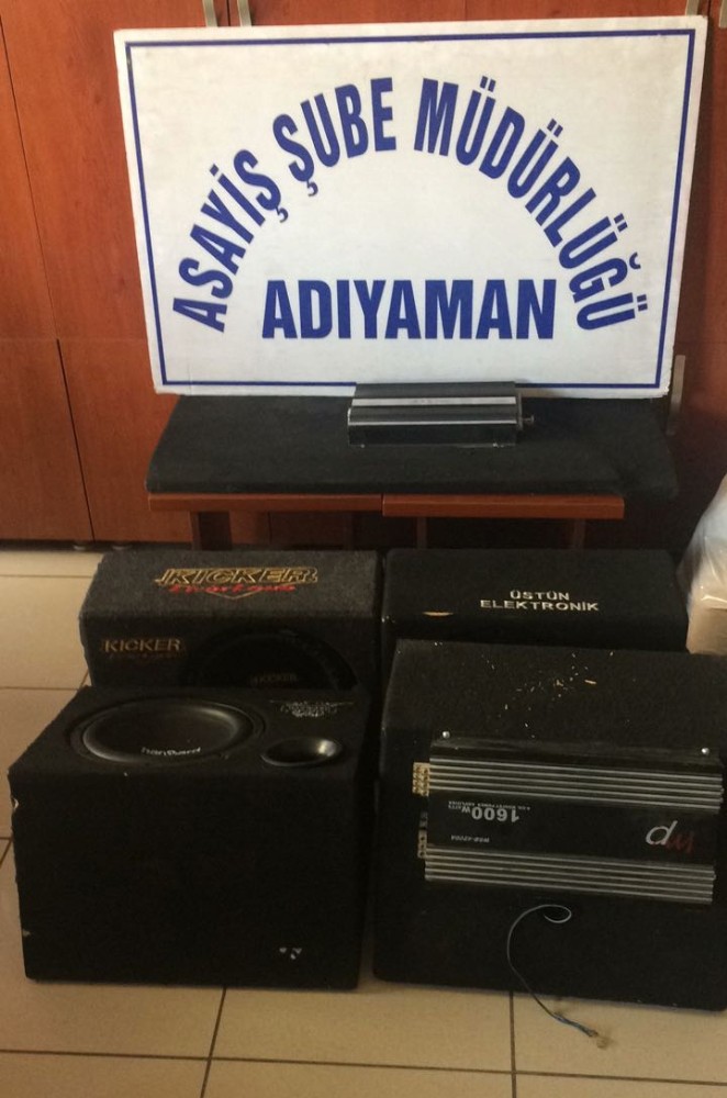 Otomobillerden Hırsızlık Yaptıkları İddia Edilen Zanlılar Yakalandı