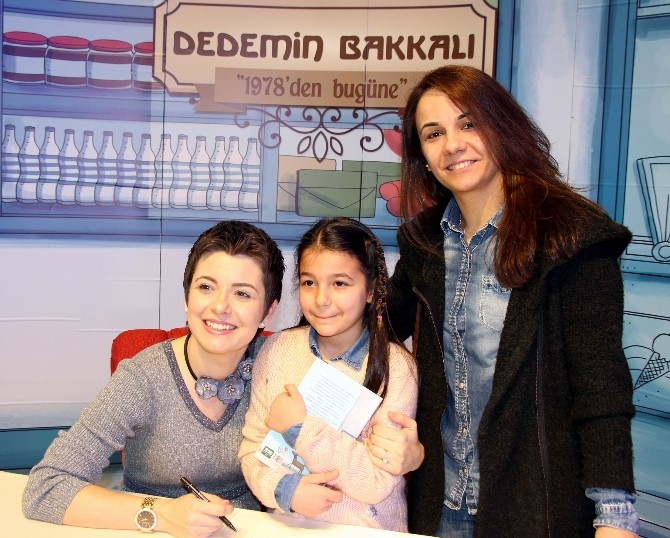 Oyuncu Anne Şermin Çarkacı, Hayranlarıyla Buluştu