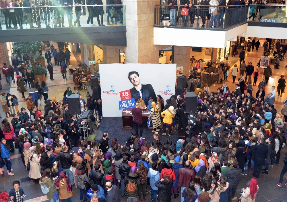 Oyuncu Ve Şarkıcı Cem Belevi Trabzonlu Hayranlarıyla Buluştu
