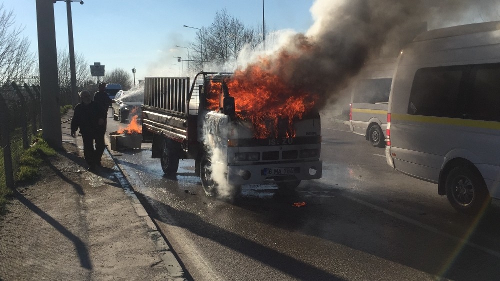(Özel Haber) Kamyonet Alev Alev Yandı, Sürücüsü Canını Zor Kurtardı