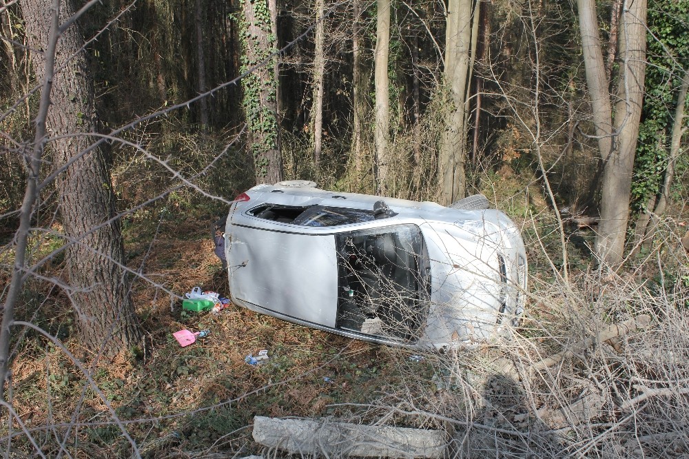 (Özel Haber) Şarampole Uçan Otomobilden Burnu Bile Kanamadan Çıktı