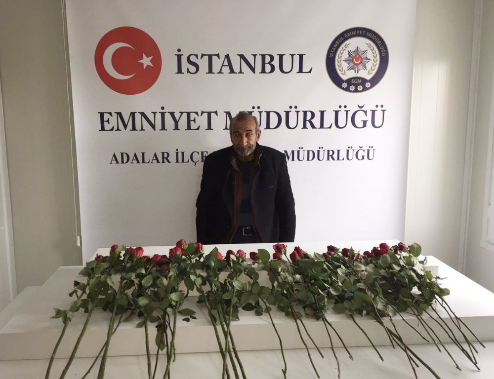 (Özel Haber) Sevgililer Gününde Gül Çaldı, Polise Yakalandı