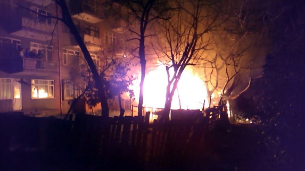 (Özel Haber) Yangını Söndürmek İçin Su Bidonu Fırlattı