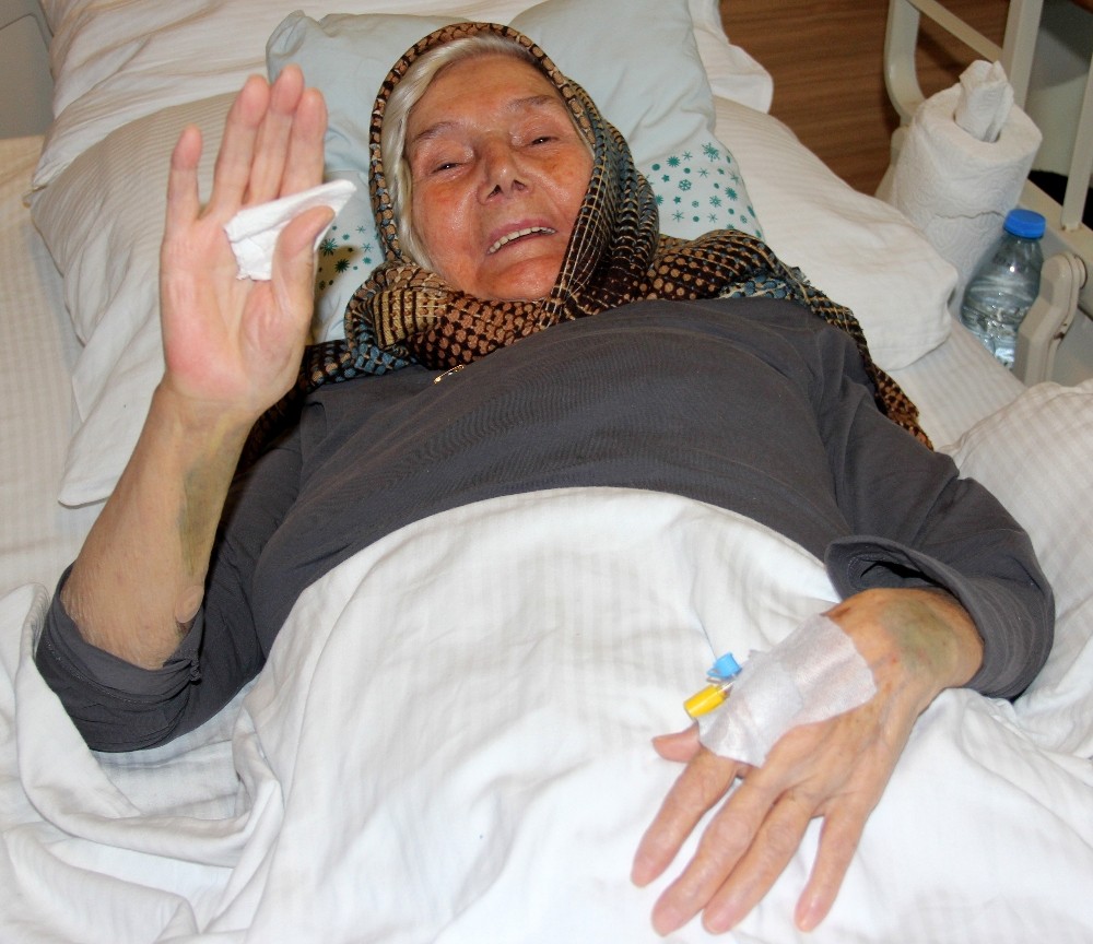 (Özel) Hastaneye Yatalak Geldi, Yürüyerek Çıktı