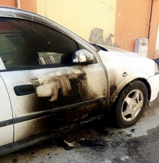 Park Halindeki İki Otomobil Kundaklandı