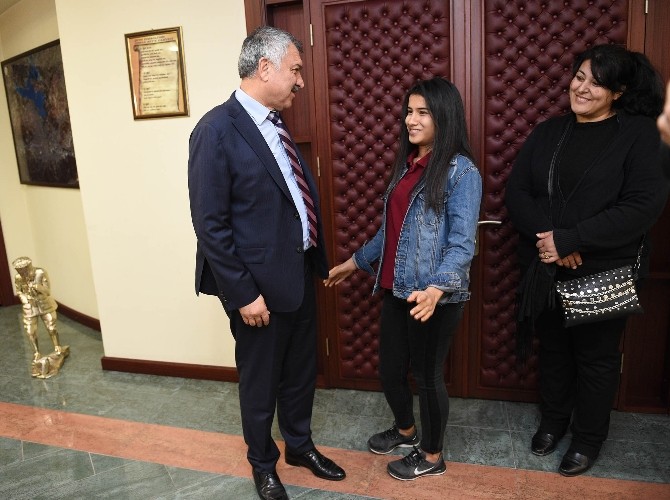 Protez Koluna Kavuşan Gökçe: El Sıkmak Çok Güzelmiş