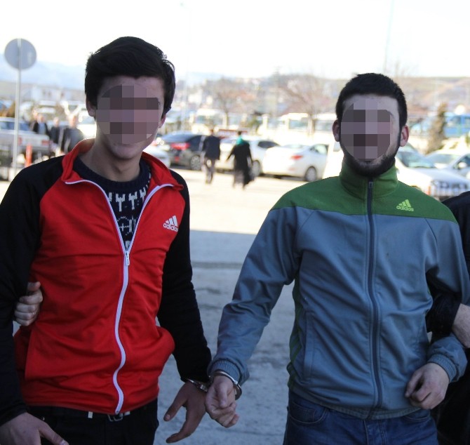 Samsunda Bıçaklı Saldırıya Uğrayan 2 Kişi Hastanelik Oldu