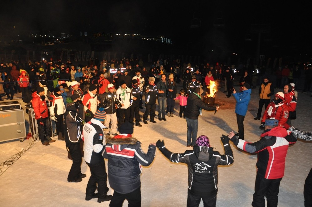 Sarıkamışın Soğuğunda Sanatçı Mahmut Tuncerden Sıcak Konser