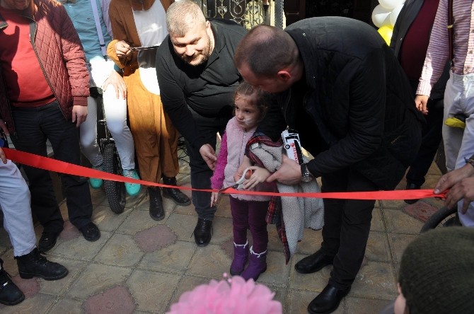 Şehit Kızı Küçük Elif Çocuk Festivalinin Açılış Kurdelesini Kesti