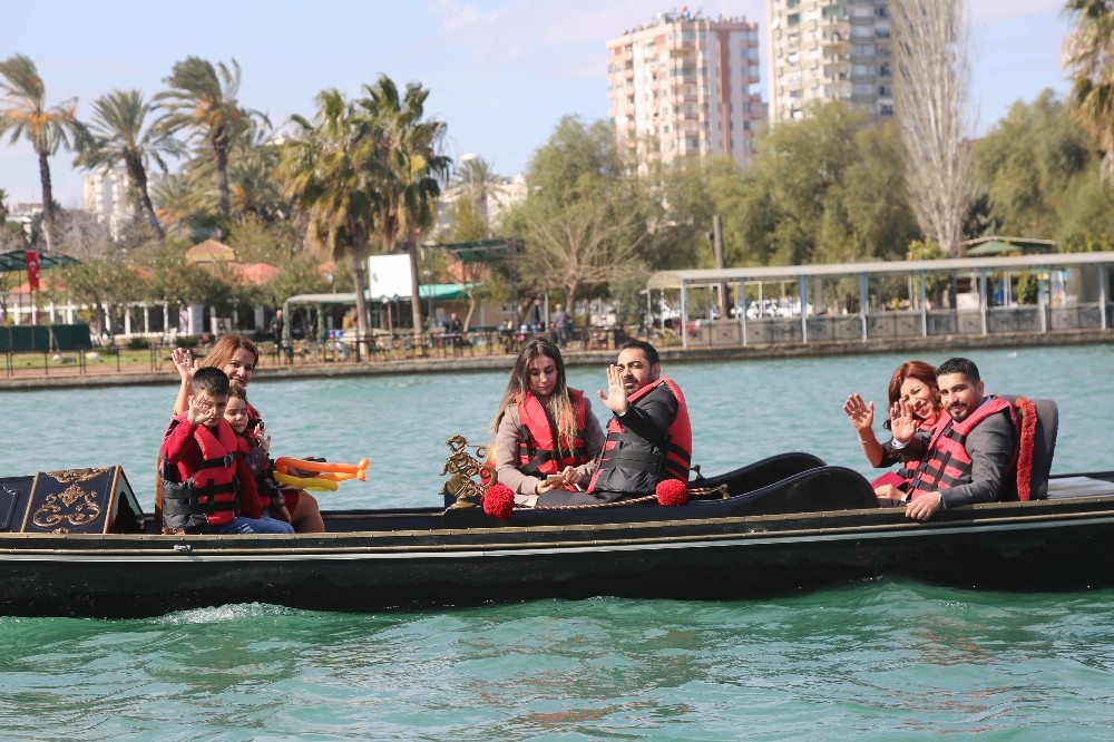 Sevgililer Gününde Gondol Sefası