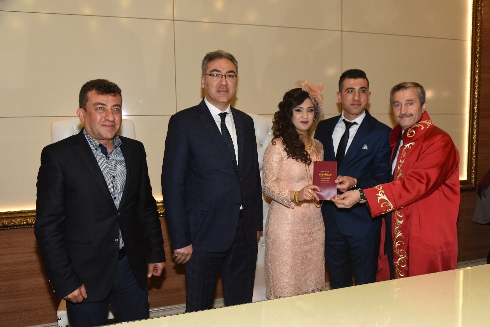 Sevgililer Gününde Sıra Bekleyen 83 Çiftin Nikahı Kıyıldı