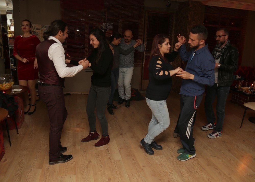 Sevgililer Gününü Dans Ederek Kutladılar