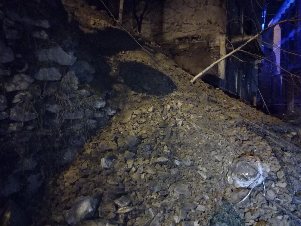 Şişlide İstinat Duvarı Çöktü