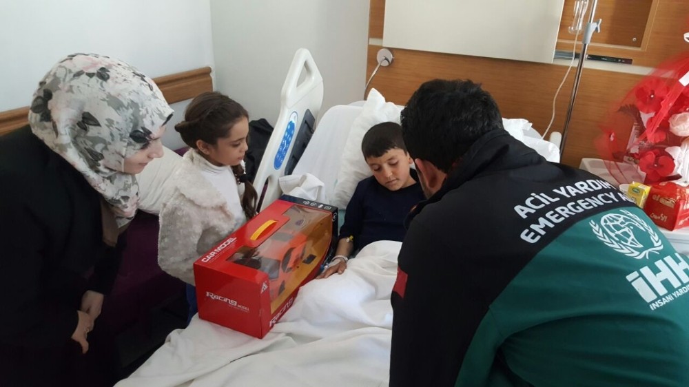 Suriyeli Bana, İki Bacağı Kopan Abdulbasiti Ziyaret Etti