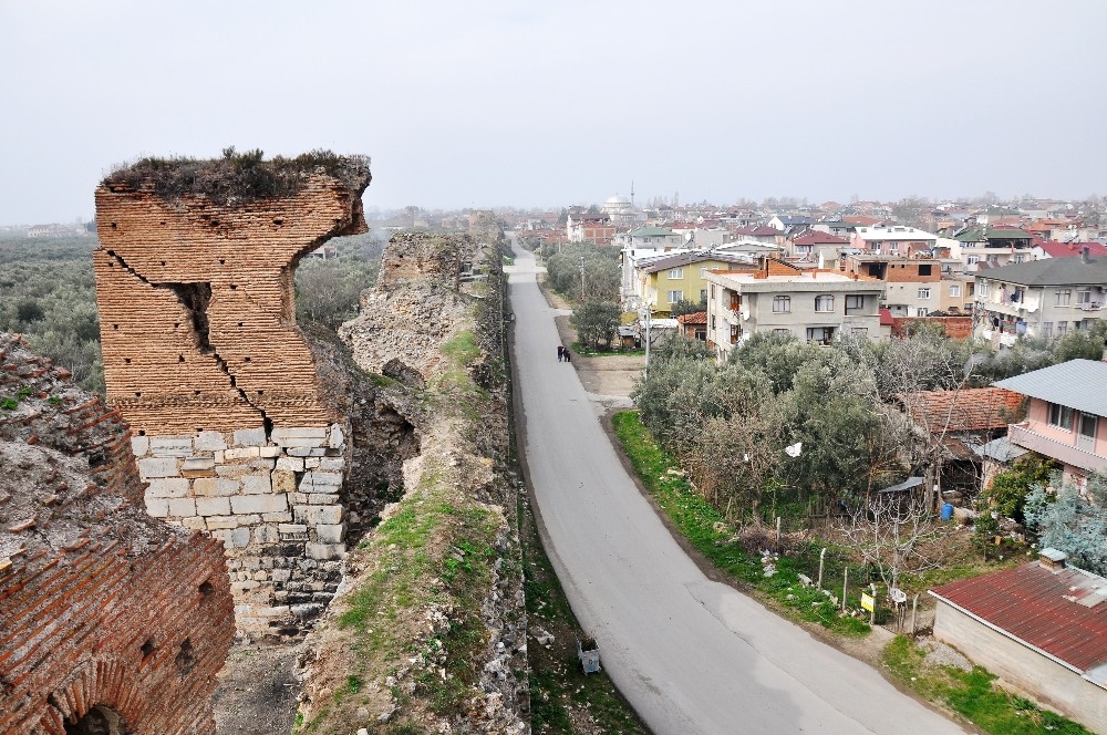 Tarihi Burçtaki Devasa Çatlak Korkutuyor