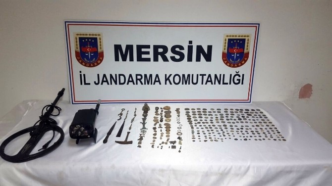 Tarsusta Bir Evde 299 Parça Tarihi Eser Ele Geçirildi