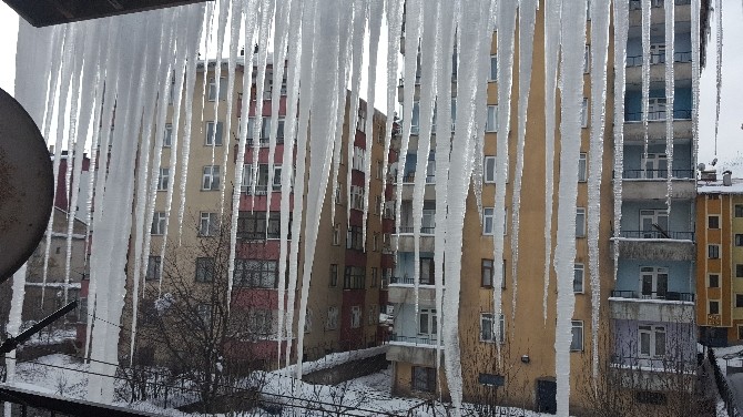 Tatvanda Saçaklarda 3 Metrelik Buz Sarkıtları Oluştu