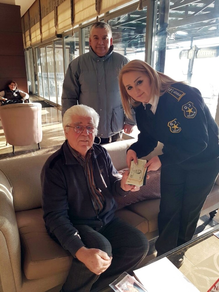 Tirede Cüzdanını Unutan Turist İçin Seferber Oldular
