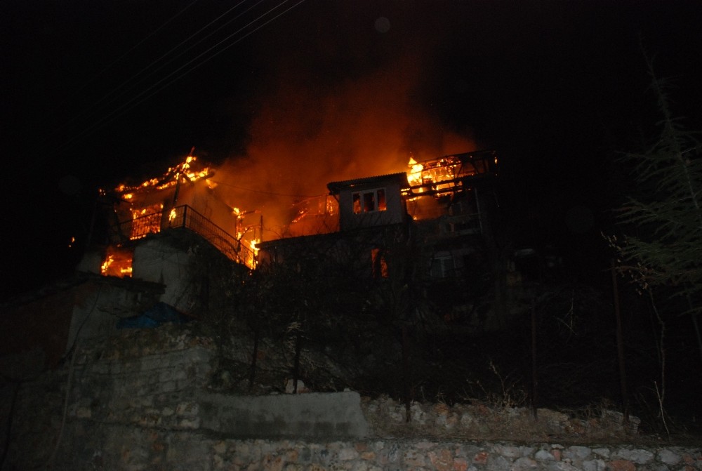 Tokatta 3 Ev Alevlere Teslim Oldu