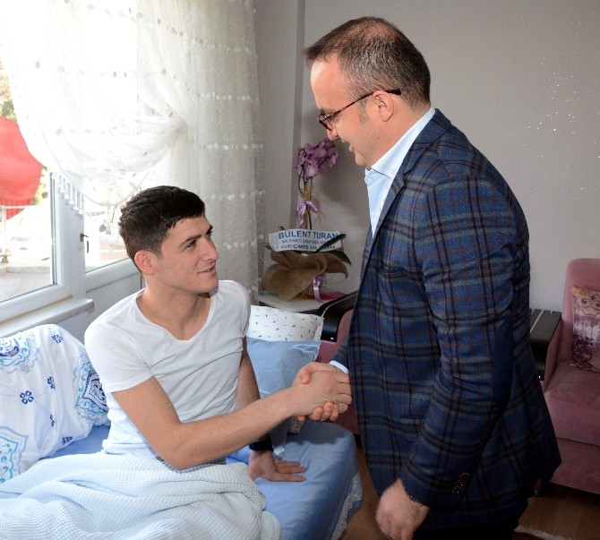 Turan, Lapsekili Gaziyi Evinde Ziyaret Etti