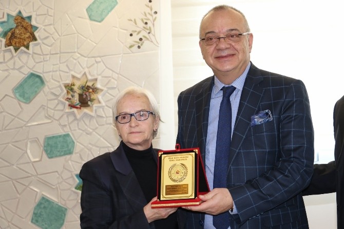 Türk Hava Kurumundan Başkan Ergüne Plaket