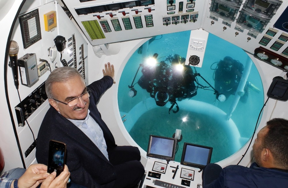 Türkiyenin İlk Turistik Denizaltısı Deneme Dalışını Yaptı