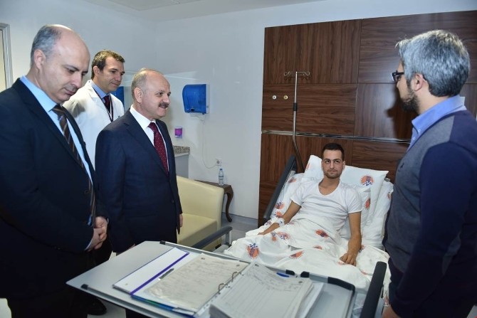 Vali Çakacak, El Bab Gazisi Uzman Çavuş Hüseyin İlbanı Ziyaret Etti