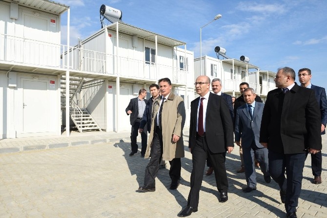 Vali Demirtaş, Sarıçamda Yapımı Devam Eden “Konteyner Kent”Te İncelemelerde Bulundu