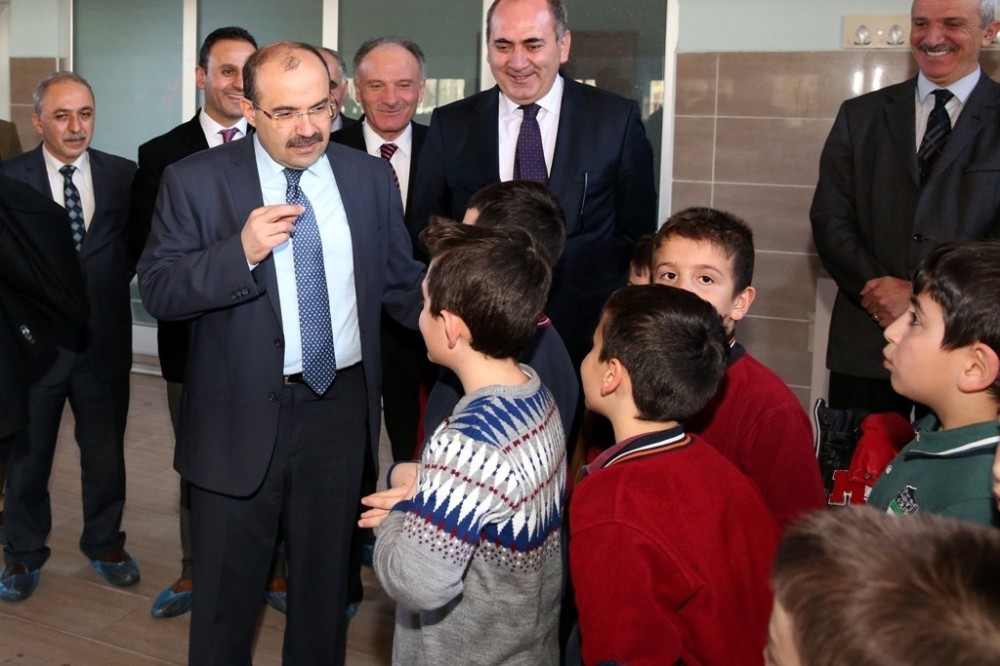 Vali Ustaoğlu: Öğrencilerimiz Projeyle Havuzla Buluşacak