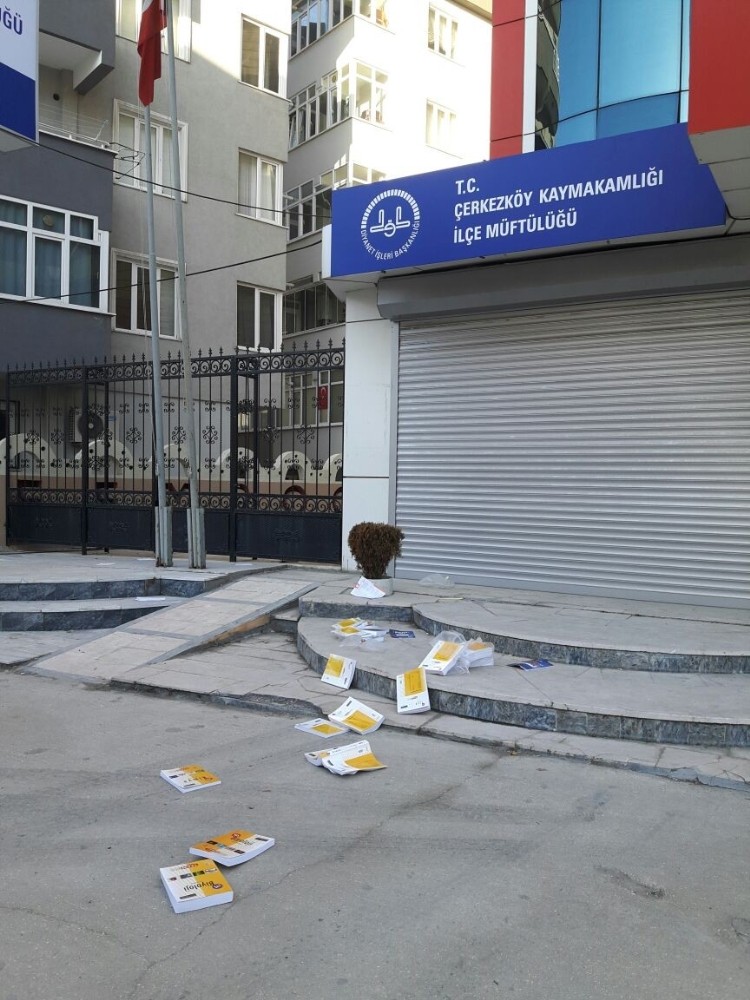 Vatandaşlar Fetönün Ders Kitaplarını Ayaklar Altında Ezdiler