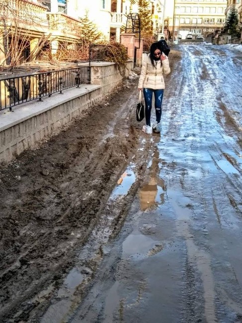 Vatandaşlardan Çamurlu Yola Poşetli Çözüm