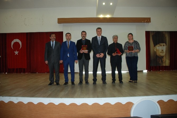 ‘Velilerimiz Okuyor Projesinin Plaketleri Verildi