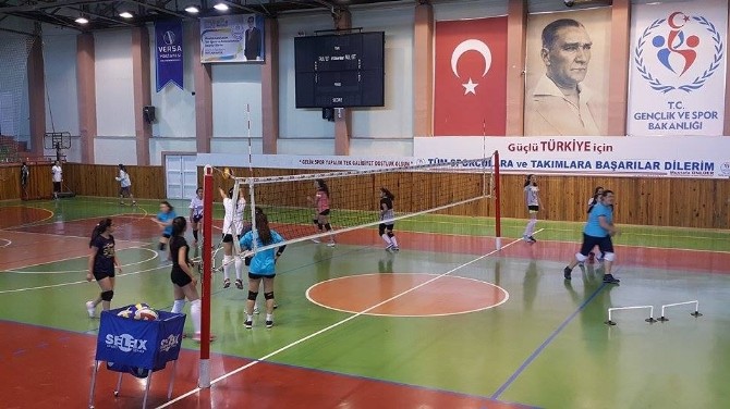 Voleybol Kış Spor Okulları 150 Öğrenci Katılımıyla Devam Ediyor