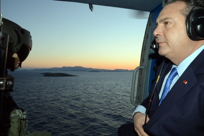 Yunan Savunma Bakanından Kardaka Çelenk