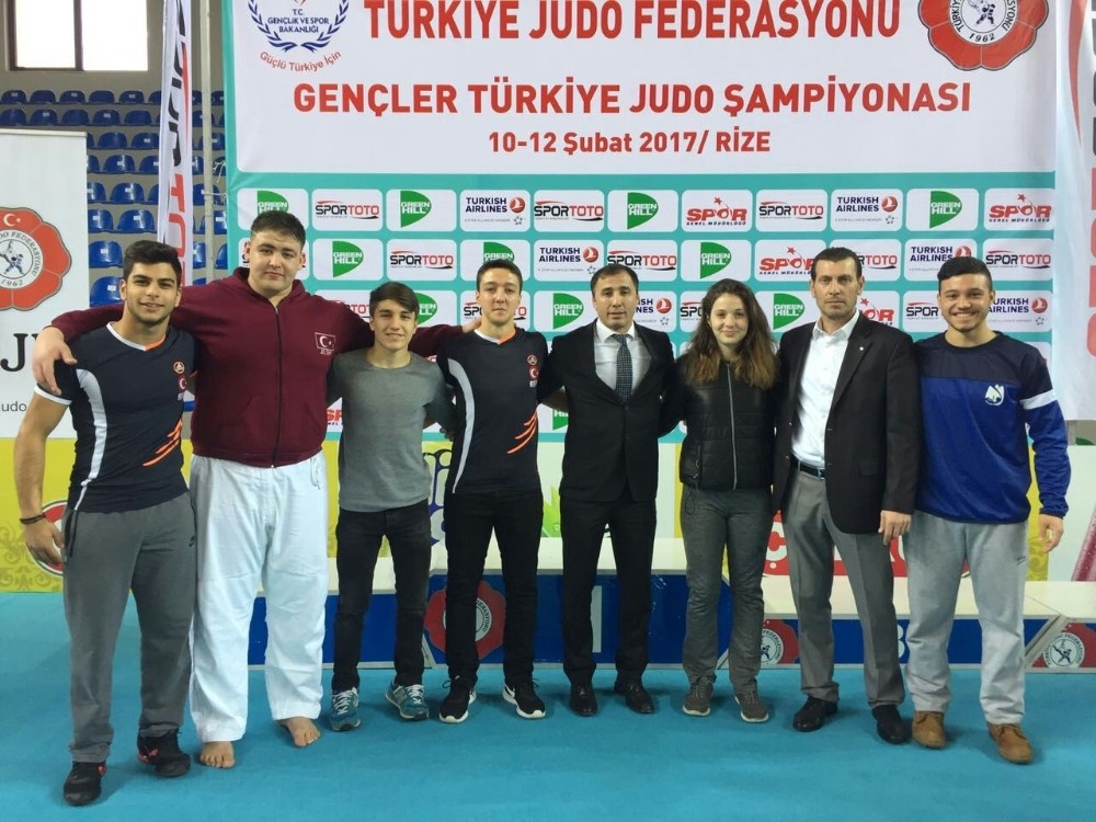 Yunusemre Belediyesi Rizeden Madalyayla Döndü