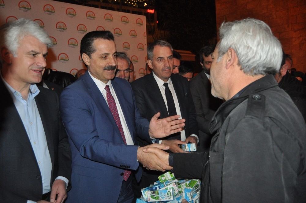 Bakan Çelik Ulu Camide Vatandaşların Kandillerini Kutladı