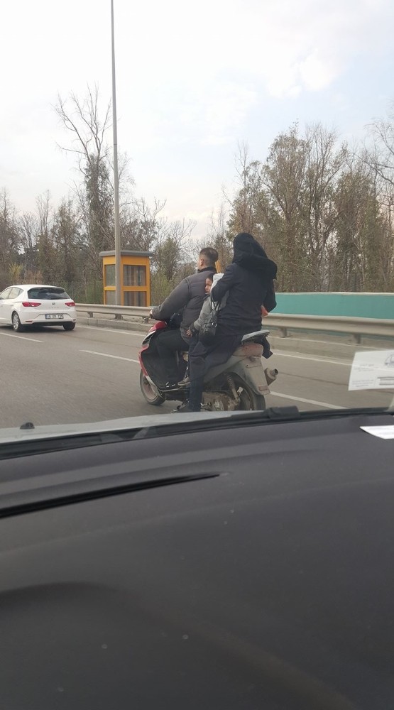 Bursada Motosiklet Üzerinde Tehlikeli Yolculuk