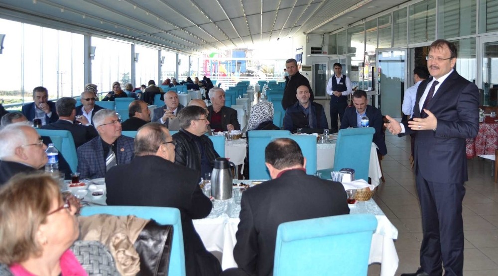 Çavuşoğlu: Anayasada Öncelik Yasamayı, Yürütmeyi Halkın Seçmesi