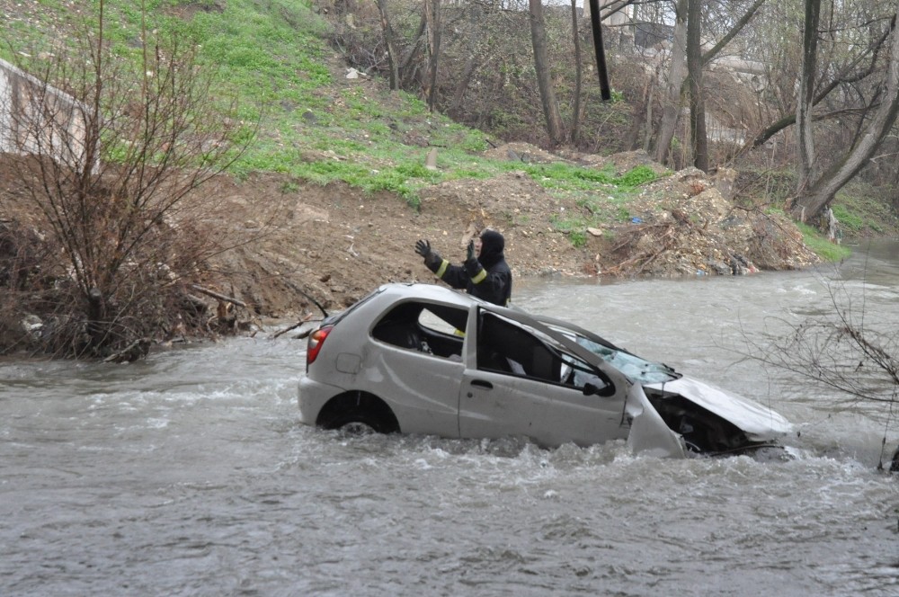 Dereye Uçan Kadın Sürücüyü Vatandaşlar Kurtardı