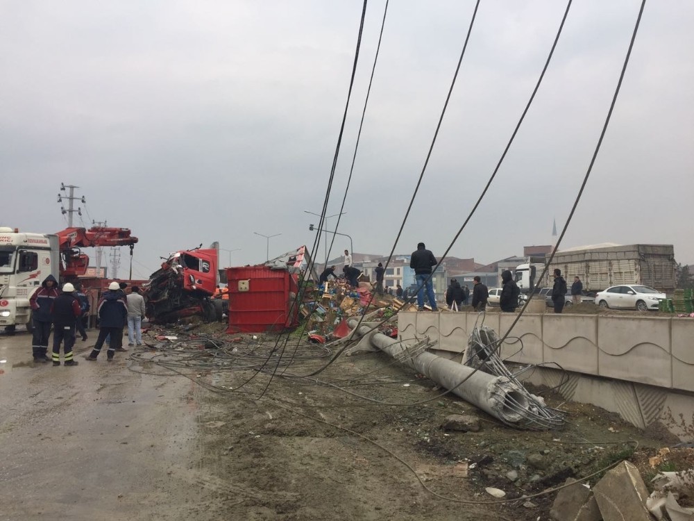 İnegölde Kontrolden Çıkan Tır Elektrik Direğine Çarptı. 25 Megavatlık Ana Hat Enerjisiz Kaldı