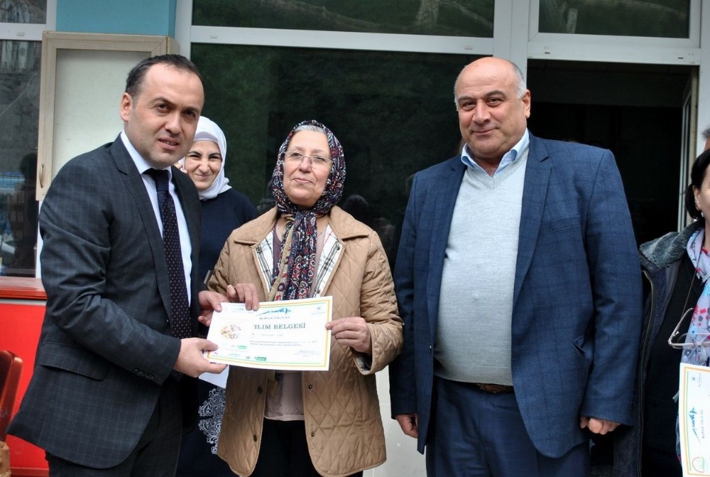 Kadın Çiftçilerin Sertifika Sevinci