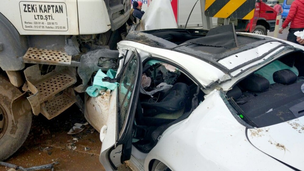 Kamyon Otomobili Biçti: 2 Yaralı