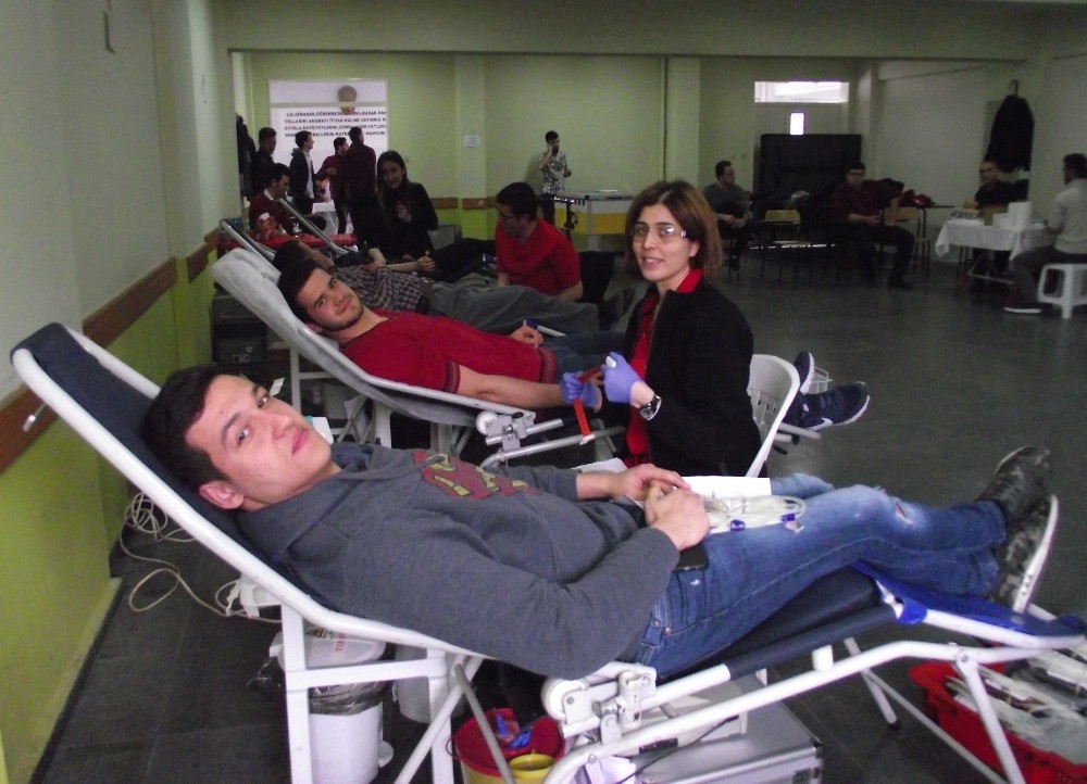 Karacabey Meslek Yüksekokulu Kızılaya Kan Bağışında Bulundu
