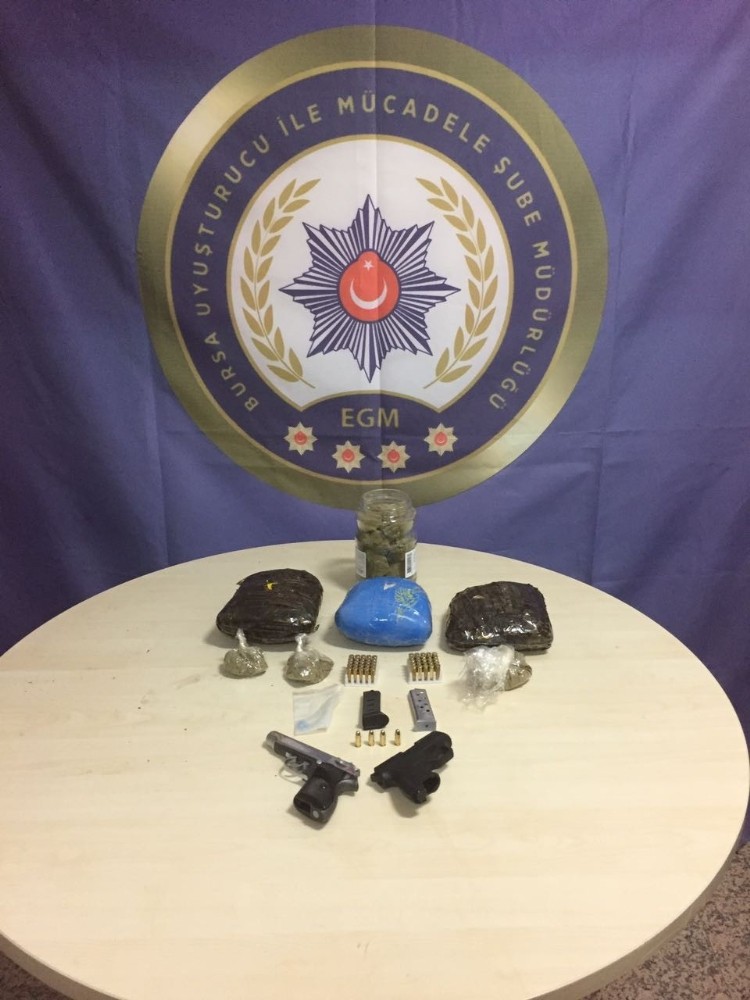 Kargo Paketinden Esrar Çıktı