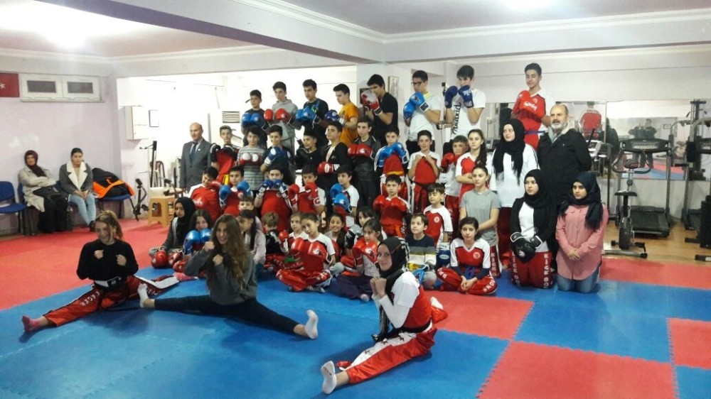 Kick Boksçuların Kemer Heyecanı