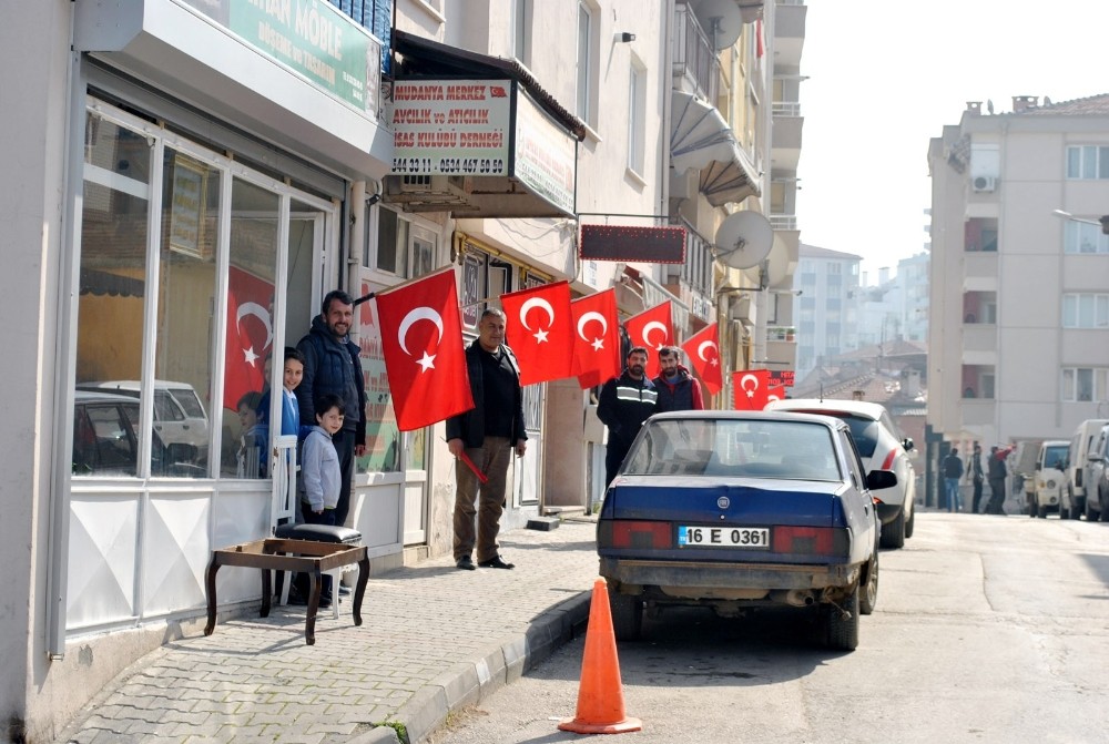 Mudanya Esnafından Bayraklı Birlik Ve Beraberlik Mesajı